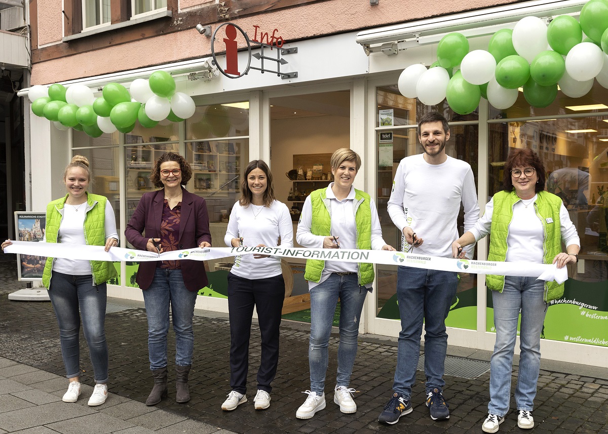 Von links: Hannah Bauer, Gabriele Greis, Lisa Effert, Tanja Welters, Valentin Herfel und Martina Binge. (Foto: Uwe Rder-Moldenhauer)