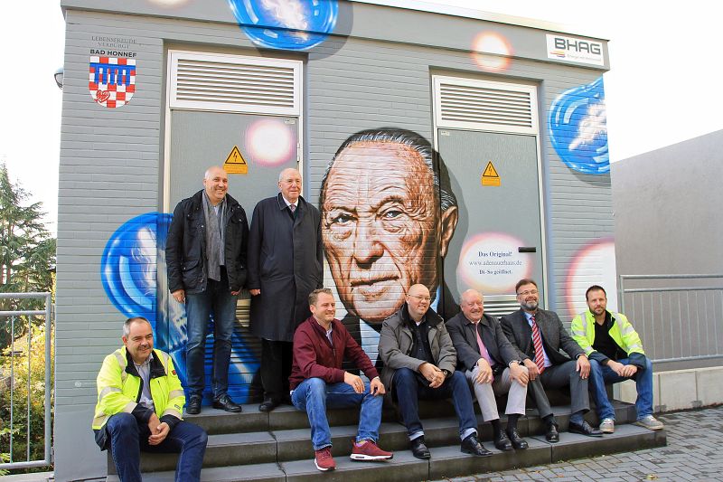 V. l.: Christoph Prokopy (Elektromeister BHAG), Jens Nehl (Technischer Vorstand BHAG), Ministerialdirektor a. D. Manfred Speck (Vorsitzender des Vorstands der Stiftung Bundeskanzler-Adenauer-Haus), die Graffiti-Knstler Thomas Klukas und Eugen Schramm, Konrad Adenauer (Enkel des Bundeskanzlers und Sprecher der Familie), stellvertretender Brgermeister Peter Profittlich und Markus Warnke (Elektromeister BHAG). Foto: privat