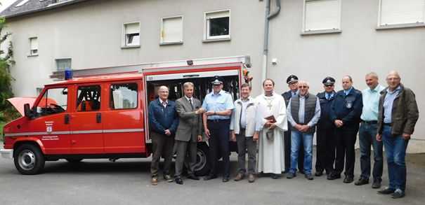 Schlsselbergabe fr das neue Tragkraftspritzenfahrzeug. Foto: privat