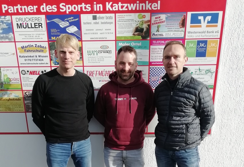 HoKa-Kassenwart Michael Hof (Mitte) stellt das neue Trainerduo Sven Mensch (links) und Tarek Petri (rechts) vor. (Foto: Verein)