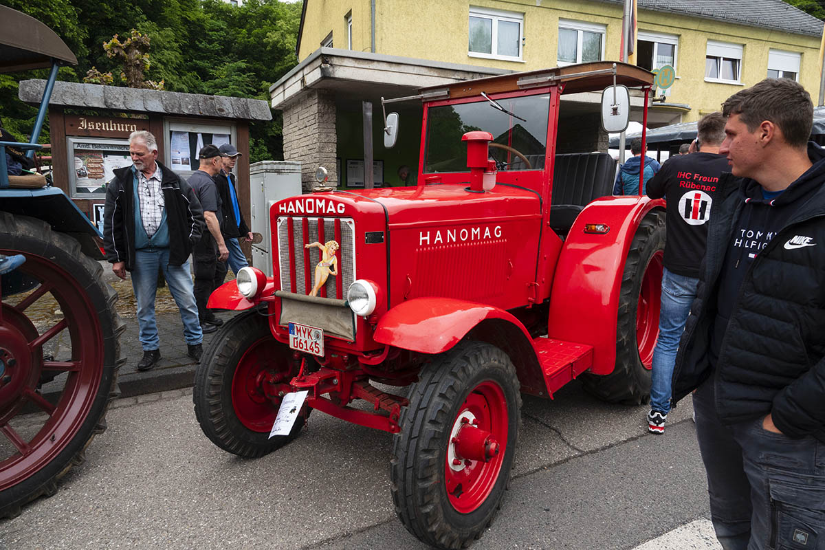 Alte Fahrzeuge und junge Fans beim Traktorentreffen in Isenburg