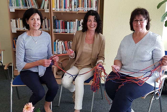 Wenn ein Trauerfall das Leben in ein Chaos strzt und alles in Unordnung bringt, helfen die Trauerbegleiterinnen Brigitte Metzler, Beatrix Knab, Marion Meffert (von links), den Faden des Lebens wiederaufzunehmen und in geordnete Bahnen zu lenken. Auf dem Foto fehlt Trauerbegleiter Ernst Neumann. Foto: Hospizverein 