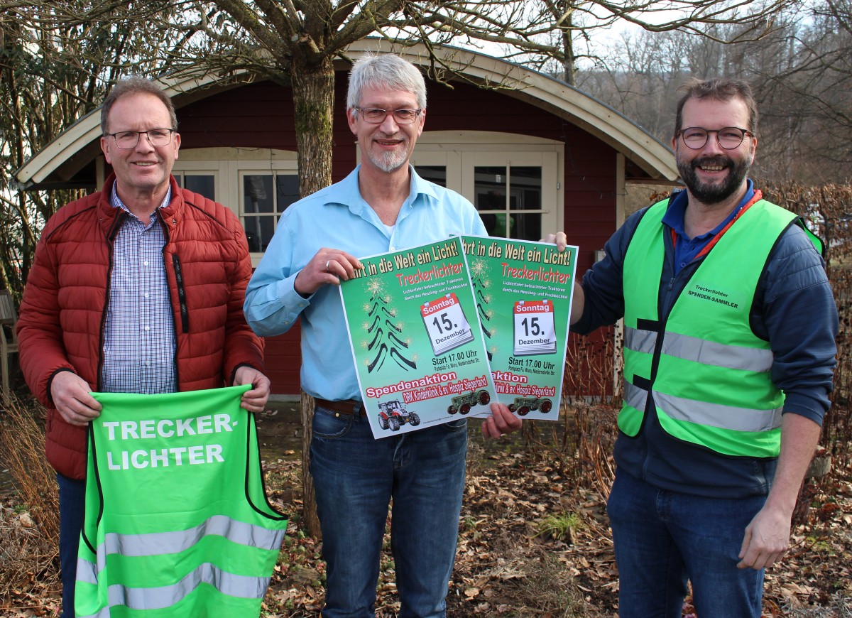 Spendenbergabe im Evangelischen Hospiz Siegerland: Die "Treckerlichter"-Organisatoren Achim Loos (links) und sein Bruder Paul-Gerhard Loos (rechts) mit Einrichtungsleiter Burkhard Klsch (Foto: Stefanie Brendebach)