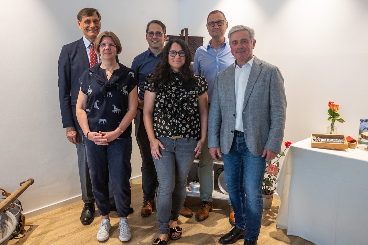 Dr. Christian Meyer und Cordula Simmons von der Else Schtz Stiftung, Verbandsbrgermeister Oliver Gtsch, Architektin Eva Markus, Peter Kiel von der EVIM Altenhilfe und Stadtbrgermeister Rolf Jung bei der Erffnung des "Treff am Markt" in Selters (Foto: Eckhard Schneider)