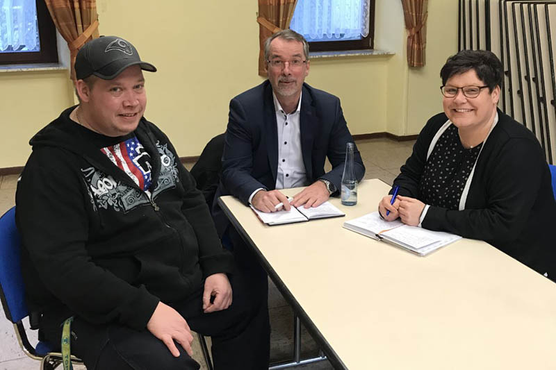 Landtagsabgeordneter Sven Lefkowitz (Mitte) gemeinsam mit der Segendorfer Ortsvorsteherin Andrea Welker (rechts) und ihrem Stellvertreter Jens Albrecht (links) beim Informationsgesprch. Foto: privat