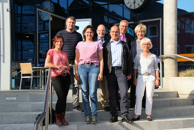 Der Vorstand des Treffpunk Wissen heute: (von links) Iris Bhner, Bernd Wagner, Britta Bay, Detlef Vollborth, Thomas Klschbach, Hans-Georg Rdder, Jutta Klomann-Busch und Marianne Hild. (Foto: Treffpunkt Wissen) 