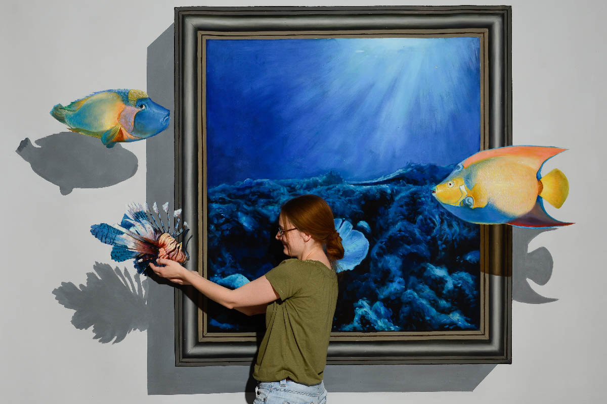 Direkt im Bild: Das 3D-Gemlde lsst Fische aus dem Rahmen treten und machen die Betrachter selbst zum Teil der Szene. (Foto: eli GmbH)