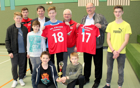 Im Rahmen der Regionalmeisterschaft West berreichte Brgermeister Maik Khler (stehend, 3. von links) einen Trikotsatz an die Jugendspieler des VfL Kirchen. Stellvertretend fr den Verein bedankten sich der Vorsitzender Thomas Schrter (2. von rechts), Abteilungsleiter Rolf Ludwig (3. von rechts) und Trainer Jan Brendebach (2. von links). (Foto: VfL Kirchen)