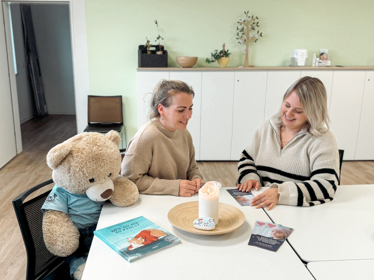 v.l.n.r.: Kristin Brenner und Saskia Leischmidt in den Rumlichkeiten des Deutschen Kinderhospiz Dienstes am Standort Hachenburg im Westerwald. (Foto: Deutsche Kinderhospiz Dienste e.V.)