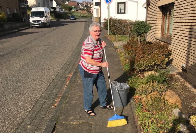 Trudhilde Friedrich schreitet, wie viele Brger/innen als gutes Beispiel voran, wenn es um ein insgesamt schnes Ortsbild in der Gemeinde geht. (Foto: Ortsgemeinde)
