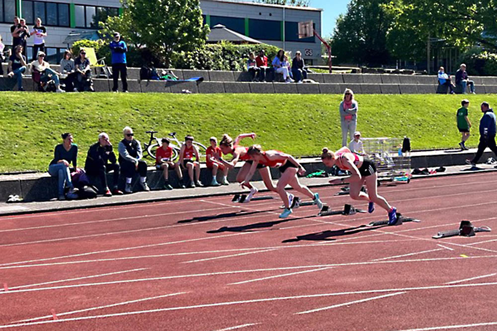 Nora Kern (Mitte) sicherte sich den Regionsmeistertitel �ber die 100 m der Frauen. Foto: TuS Dierdorf 