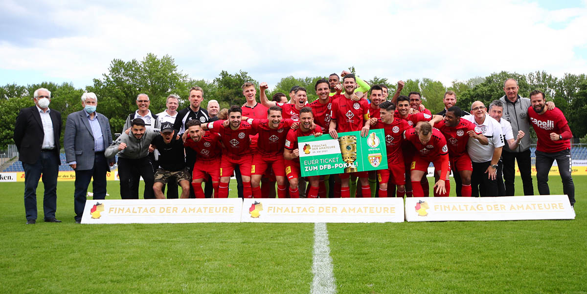 Der Sieger des Entscheidungsspiels um den Einzug in den DFB-Pokal, TuS Rot-Wei Koblenz, hier mit FVR Prsident Walter Desch (2. von links) und dem FVR-Spielausschussvorsitzenden Bernd Schneider (links). Foto: 