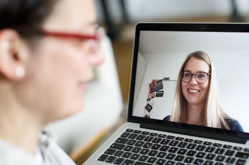 Pfarrerin Lisa Tumma (rechts) im coronasicheren Gesprch am Notebook mit Nadine Bongard. Foto: Peter Bongard