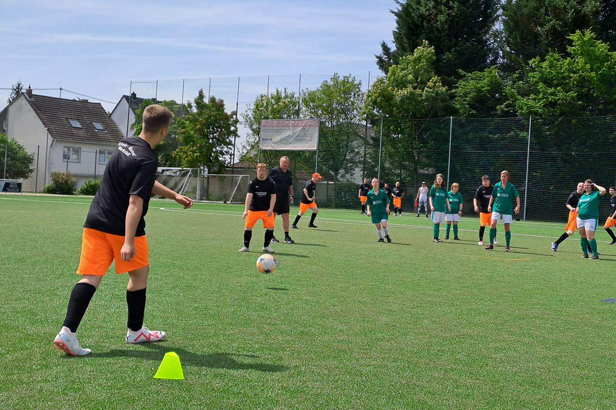 Sportliche Begeisterung beim Fuballturnier der WfbM in Heimbach-Weis