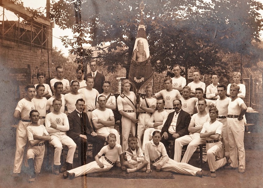 Am 26. Juni 1921 stellte sich der Turnverein Wissen fr ein Gruppenbild auf. Vor einigen Jahren hat Architekt Franz-Arnold Geimer das Foto auf einem Dachboden seines Heimatorts Selbach entdeckt. (Foto: Turnverein Wissen 1921)