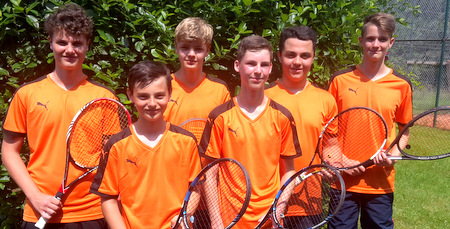 Die U18-Mannschaft der Tennisfreunde Blau-Rot Wissen freut sich sichtlich ber die erfolgreiche Saison, die mit der Meisterschaft und dem Aufstieg gekrnt wurde: (von links) Paul Christian, Tom Louis Siegel, Fynn Eiteneuer, Robin Becher, Kasra Theis und Lukas Brandenburger. (Foto: Verein) 