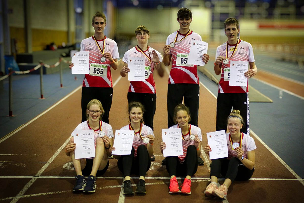 Das Rhein-Wieder U20-Aufgebot war kleiner als bei den Aktiven, aber schnitt perfekt ab. Die beiden Staffeln gewannen Silber. Foto: LG Rhein-Wied/Dieter Lsch