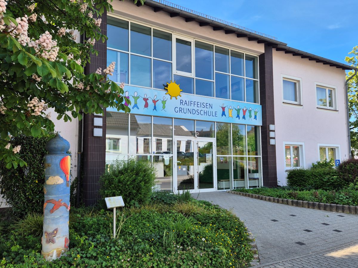 Die Raiffeisen-Grundschule in Flammersfeld erhlt weiteren Platz in Form von Containern fr zwei Klassenrume. (Foto: vh)     