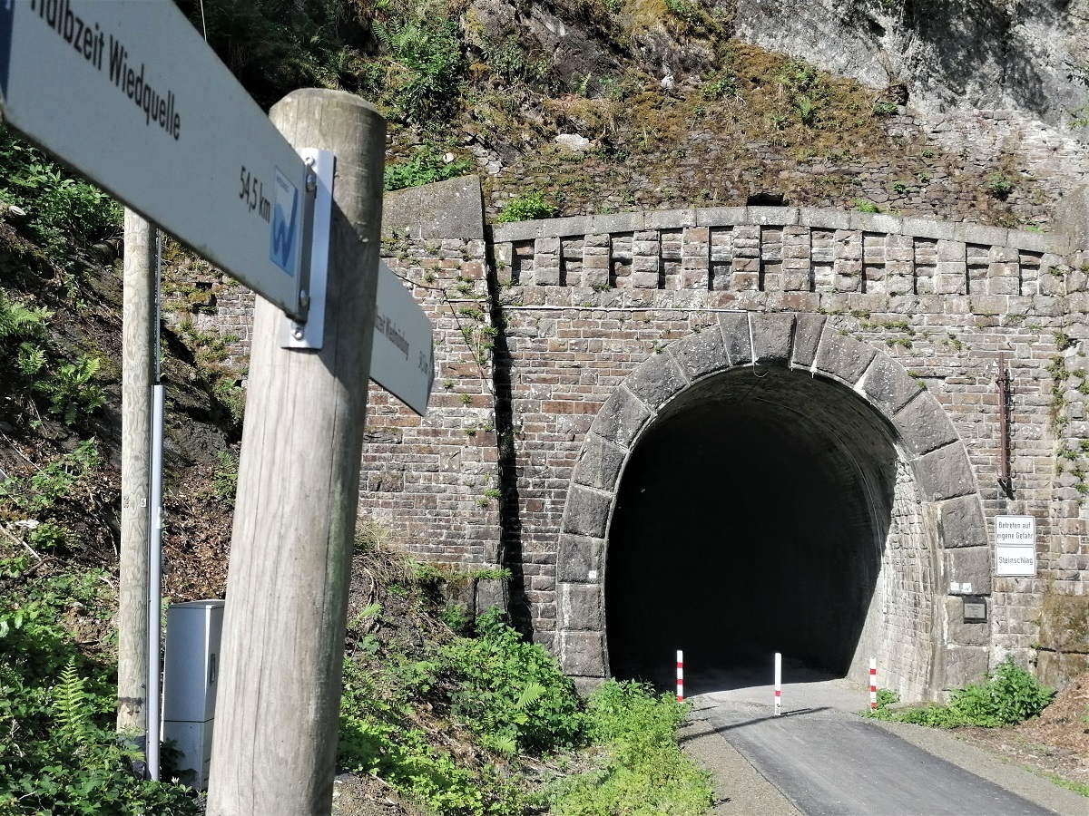 Ein Relikt aus lngst vergangenen Eisenbahntagen: Der Tunnel bei Peterslahr wird von Radfahrern und Fugngern genutzt. (Foto: vh)