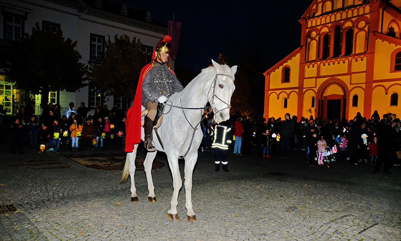 Zu Ehren des St. Martin ziehen bald wieder Umzge mit zahlreichen Schul- und Kitakindern durch die Gemeinden. Foto: Unfallkasse
