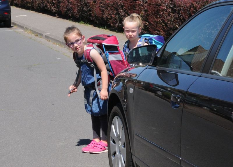 Schulanfnger sind meist auch Anfnger im Straenverkehr. Eltern sollten mit ihren Kindern den Schulweg ben. Fotos: Unfallkasse Rheinland-Pfalz