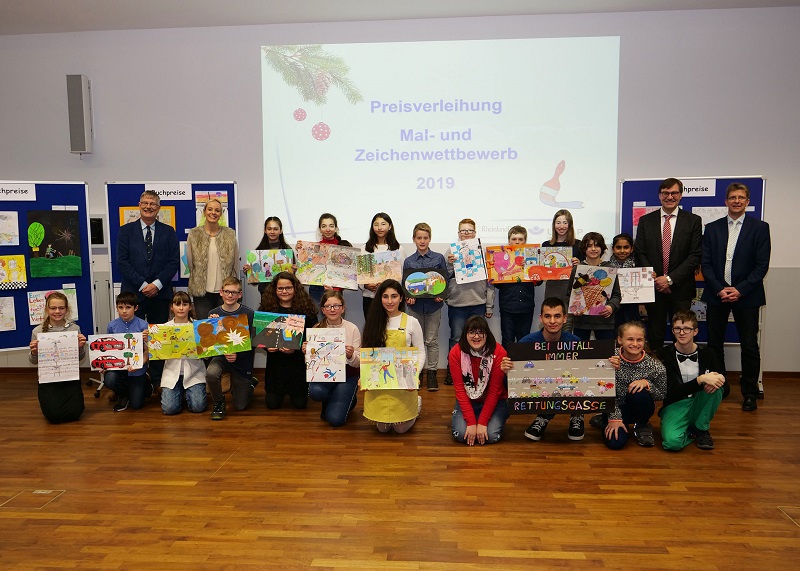 Gruppenbild mit den ausgezeichneten Schlerinnen und Schlern sowie (von links) Ministerialrat Dr. Klaus Sundermann, Jrdis Gluch (Unfallkasse Rheinland-Pfalz), Ministerialdirigent Bernhard Bremm und Dr. Christoph Heidrich, Abteilungsleiter Prvention der Unfallkasse Rheinland-Pfalz.