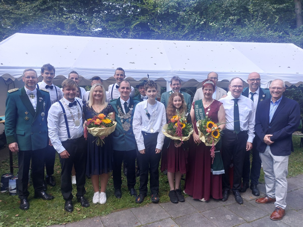 Neue Wrdentrger fr die St. Hubertus Schtzenbruderschaft Robach und den Junggesellenverein Robach (Foto: Michelle Salz)