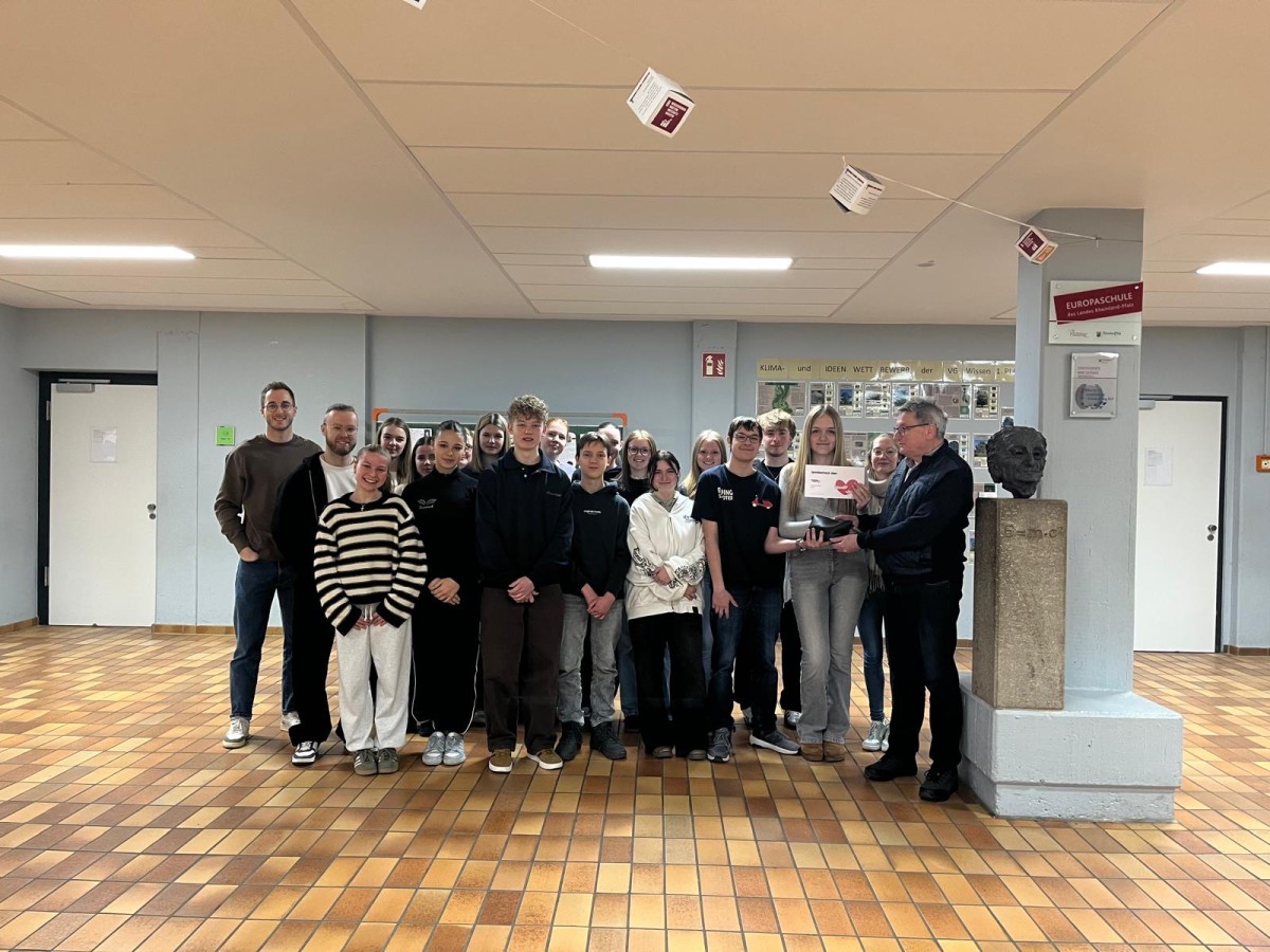 Am 3. Februar wurde der Spendenbetrag von den Sch�lersprechern des Kopernikus-Gymnasiums Wissen an Herrn Bender, Vorstandsvorsitzender vom Jahrmarkt Wissen e.V., (1. von rechts) �berreicht. Foto: Chiara S.