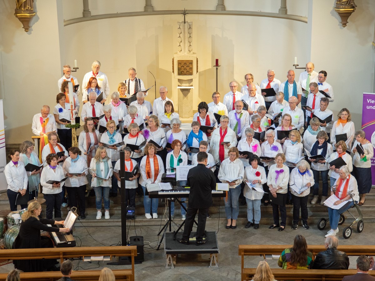 Die "United Voices" gemeinsam mit der Chorgemeinschaft St. Antonius aus Bonn-Holtorf. (Foto: Karl-Uwe Vo)