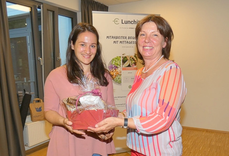 Petra Nickel (rechts), Vorsitzende des Arbeitskreises, berreicht der Referentin Christina Henrichs ein Gastgeschenk. (Foto: GRI)