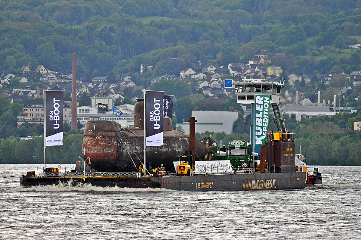 Der Schubverband mit dem U-Boot U17 passierte am Sonntag die Deichstadt. Fotos: Josef Dehenn