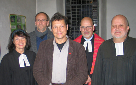 Udo Mandelkow (Bildmitte) ist neuer Jugendleiter der evangelischen Kirchengemeinden Birnbach, Flammersfeld, Mehren und Schneberg. Bei seiner Einfhrung dabei: (von links) Pfarrerin Silvia Schaake (Flammersfeld), der Vorsitzende des regionalen Jugendaustausches Peter Dieck (Schneberg), Pfarrer Stefan Turk (Birnbach) und Pfarrer Bernd Melchert (Mehren/Schneberg). (Foto: Petra Stroh)