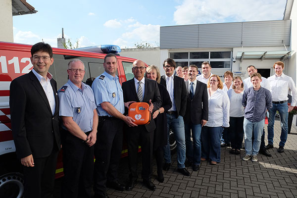 Im Bild von links: Michael Mang, Oberbrandmeister Ralf Frings, Hauptbrandmeister Kai Jost, Ehepaar Abbas mit ihren Mitarbeitern. Foto: Stadt Neuwied