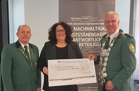 Bei der Spendenbergabe: (von links) Uwe Walkenbach, Serviceberater der Westerwald Bank in Altenkirchen, Marktbereichsleiterin Sandra Vohl und Schtzenmeister Christoph Rttgen. (Foto: Westerwald Bank)  