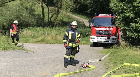 Die ersten Schluche werden verlegt. (Fotos: Feuerwehr Hamm/Alexander Mller)
