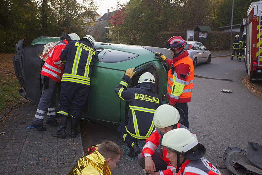 bung: Vier Schwerverletze nach Unfall in Fahrzeugen eingeklemmt