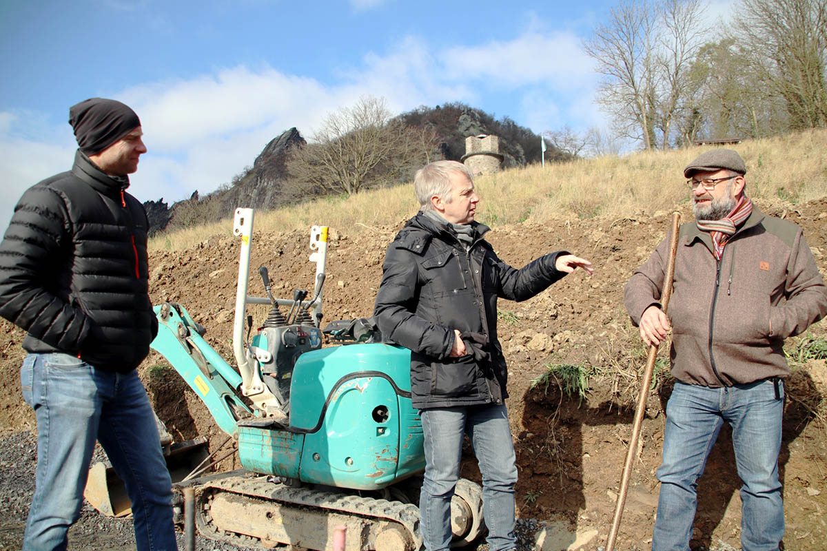 Im freigestellten Hang unterhalb des Ulanendenkmals unterhielten sich (v. l.:) Landschaftsarchitekt Ralf Badtke (Projektreferent chance7), Brgermeister Otto Neuhoff und stellvertretender Brgermeister Peter Profittlich ber die Umgestaltung zum neuen Weinberg mit historischem Bezug. Foto. Stadt Bad Honnef