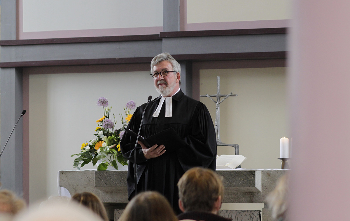 Pfarrer Ulrich Schmidt spricht in seinem letzten Gottesdienst als Gemeindepfarrer ber das Gleichnis vom guten Hirten. Fotos: Sabine Hammann-Gonschorek