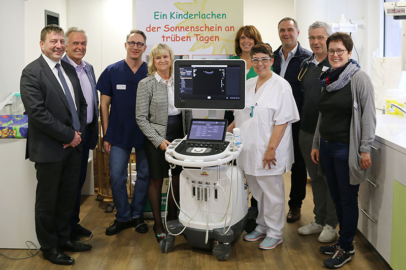 ber das neue Ultraschallgert freuen sich (von links nach rechts) Dr. Marc Bohr und Georg Klare (Vorstandsmitglieder Sonnenschein), Dr. Kai Zbieranek (Oberarzt der Station), Ulrike Brder-Sauerbrei und Gaby Welter (Vorstandsmitglieder Sonnenschein), Ursula Schmidt (Stationsleitung), Herr Iking (Kaufmnnischer Direktor), Dr. Michael Ehlen (Chefarzt der Station) sowie Elisabeth Paffhausen (Mitglied Sonnenschein). Foto: privat