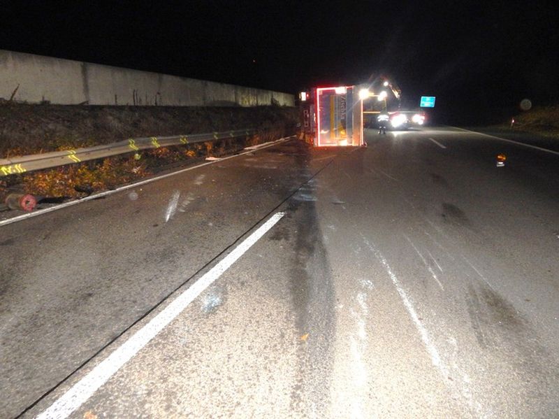 Umgekippter LKW. Foto: Polizei