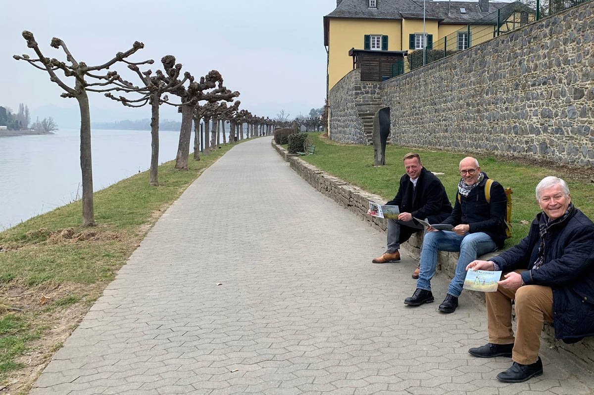 An Ort und Stelle der einzigartigen Rheinpromenade Unkel stellten Stadtbrgermeister Gerhard Hausen, Tourismus Siebengebirge-Geschftsfhrer Oliver Bremm und Kulturstadtbro-Leiter Thomas Herschbach die Broschre Siebengebirge  Vorschlge zum Absichtslosen Umherschweifen vor. Foto: Stadt Unkel