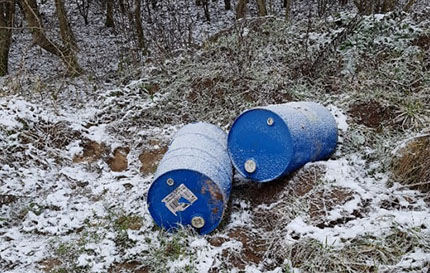 Altl und Bremsreiniger in der Natur nahe Fensdorf entsorgt