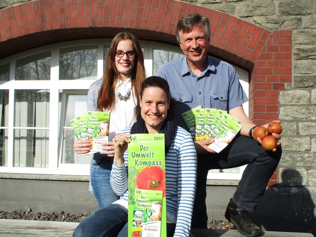 Ann-Christin Flgel, Jessica Gelhausen und Olaf Riesner-Seifert von der Unteren Naturschutzbehrde bei der Kreisverwaltung freuen sich ber die vielfltigen Angebote des Umweltkompasses 2017. Foto: KV