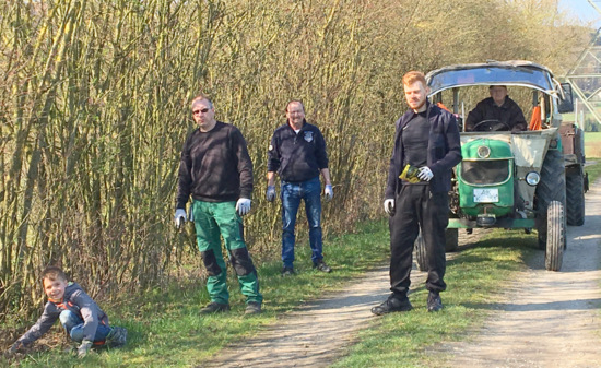 Fleiige Helfer befreiten das Feldgehlz vom Mll. (Foto: Ortsgemeinde Pracht) 