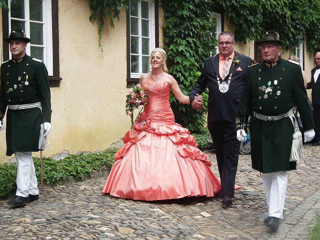 Knig Norbert II. und seine Gattin fhrten den Schnsteiner Hof am Sonntagnachmittag an. Fotos: Regina Steinhauer 