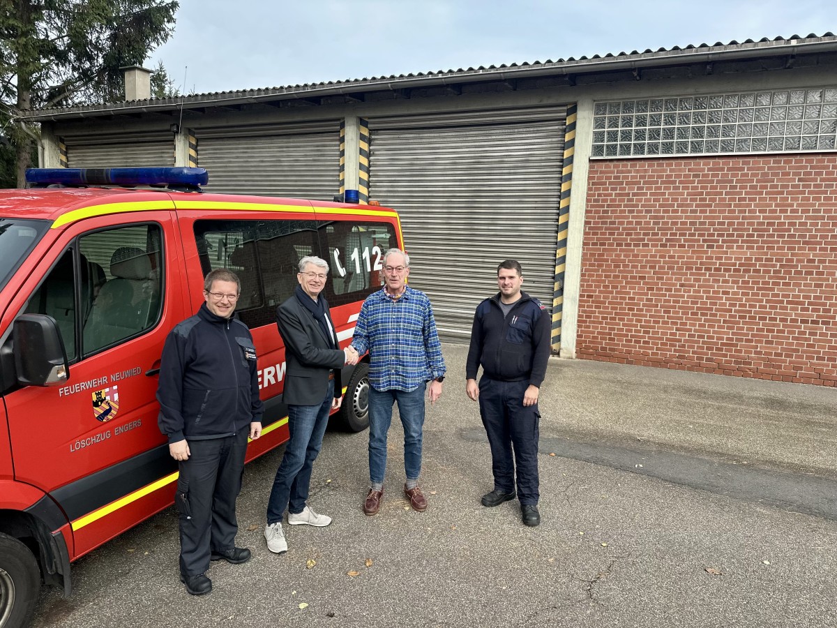 Dank der guten Zusammenarbeit aller Beteiligten, ist zügig eine Übergangslösung für die Engerser Feuerwehr gefunden worden. Stellvertretenden Wehrleiter Florian Bauer, den Beigeordneten Ralf Seemann, Hallen-Eigentümer Alexander Chytraeus und Löschzugführer Moritz Busch. (Foto: Stadt Neuwied/Ulf Steffenfauseweh)