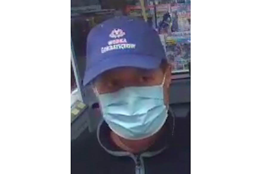 Der unbekannte Tter. Er trgt eine OP-Maske und eine blaue Schirmmtze.;  Polizei RLP