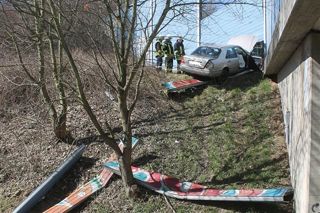 PKW durchbricht Lrmschutzwand auf Autobahn