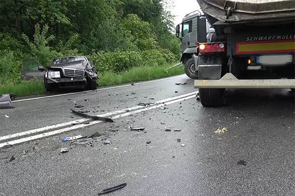 64-jhriger PKW-Fahrer gert in Gegenverkehr  zwei Verletzte