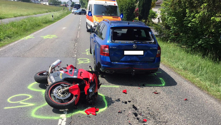 Fahrer und Sozia des Motorrades wurden durch den aufprall auf den vorausfahrenden PKW vom Motorrad geschleudert. (Foto: Polizei)